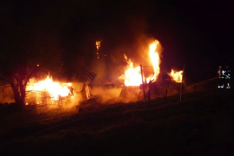Geräteschuppen und Holzlager stehen in Vollbrand