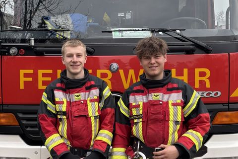 Nehemia Wild und Hannes Huttelmaier nach bestandener Abschlussprüfung (von links)