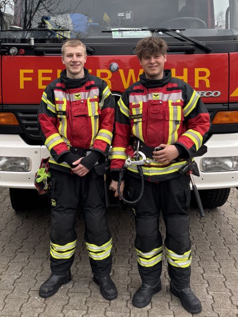 Nehemia Wild und Hannes Huttelmaier nach bestandener Abschlussprüfung (von links)