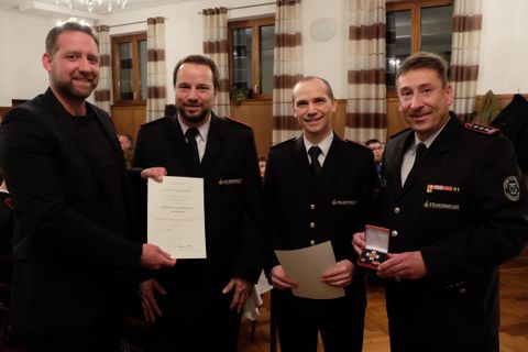 Ehrungen: Bürgermeister Günther Pilz, Hauptfeuerwehrmann Markus Denzer, Oberlöschmeister Benjamin Beck und Kommandant Klaus Haug (von links)