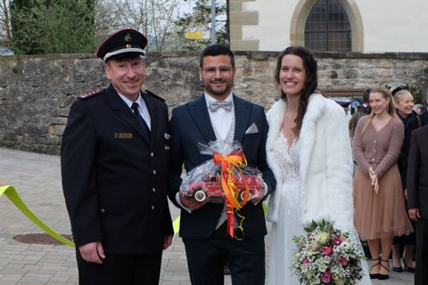 Kommandant Klaus Haug mit dem Hochzeitspaar Schemaja und Tanja Eisele (von links)