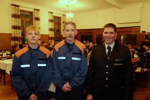 Jugendfeuerwehrwart Daniel Schaaf mit den gewählten Jugendsprechern Mika Reiber und Robin Werner (von rechts)