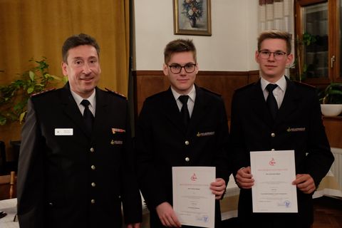 Kommandant Klaus Haug mit Fabian Staiger und Alexander Nägele (von links)