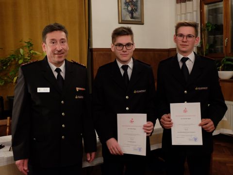 Kommandant Klaus Haug mit Fabian Staiger und Alexander Nägele (von links)