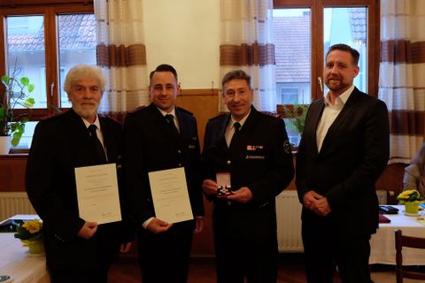 Bürgermeister Günther Pilz mit den Geehrten Klaus Haug, Alexander Petzold und Christoph Dörndorfer (von rechts)